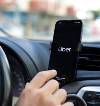Motoristas revelam o segredo: quanto dá pra ganhar rodando só 4 horas por dia na Uber?
