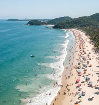 Pessoas na praia durante um dia de verão: imagem aérea