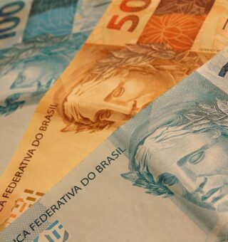 Notas de R$ 100,00 e R$ 50,00 do Novo salário mínimo de 1995 a 2025