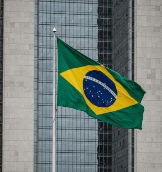 Banco Central atrás da Bandeira do Brasil