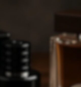 Black Friday oBoticário. Imagem de frascos de perfumes desfocada