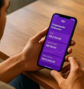 Uma pessoa com o celular na mão, acessando a caixinha do Nubank