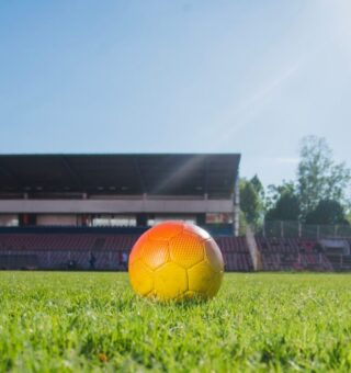 Imagem de uma bola no meio do Campo sintético