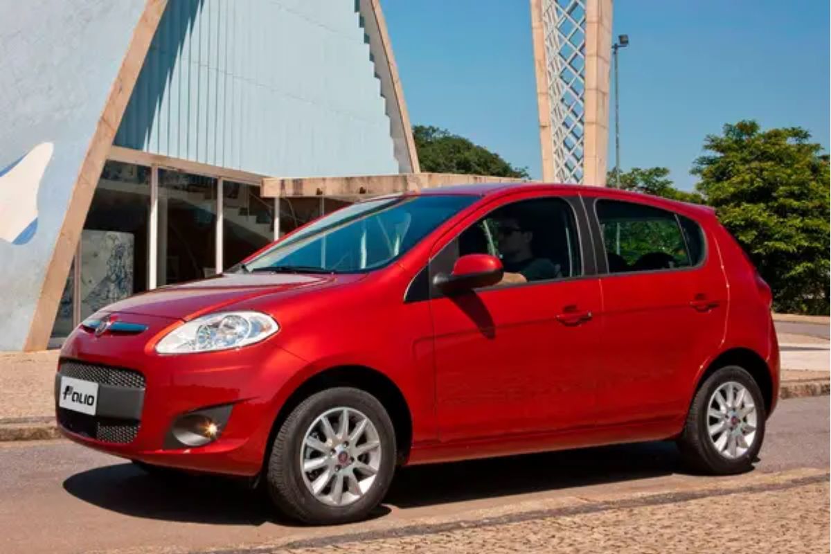 Fiat Palio vermelho: carro usado na rua
