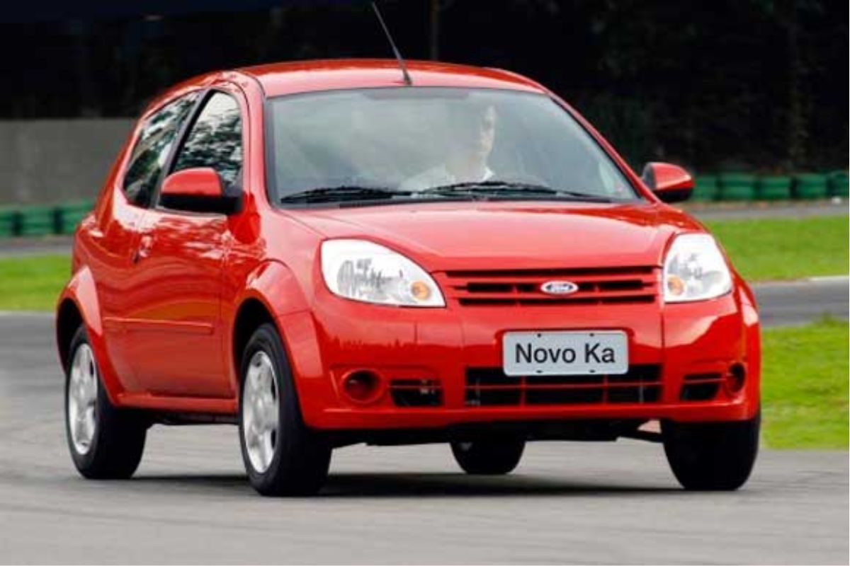 Ford KA vermelho em uma pista de teste