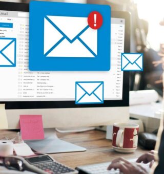 Uma pessoa abrindo o e-mail, vendo a mensagem do golpe do crédito pré-aprovado