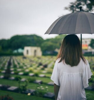 Filhos de vítimas de feminicídio podem pedir pensão - Saiba como!