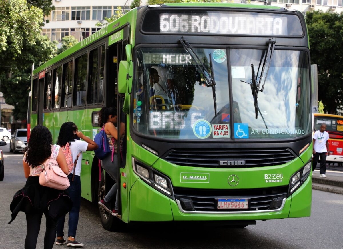 Pessoas na rua pegando o ônibus antes do "SUS dos transportes"