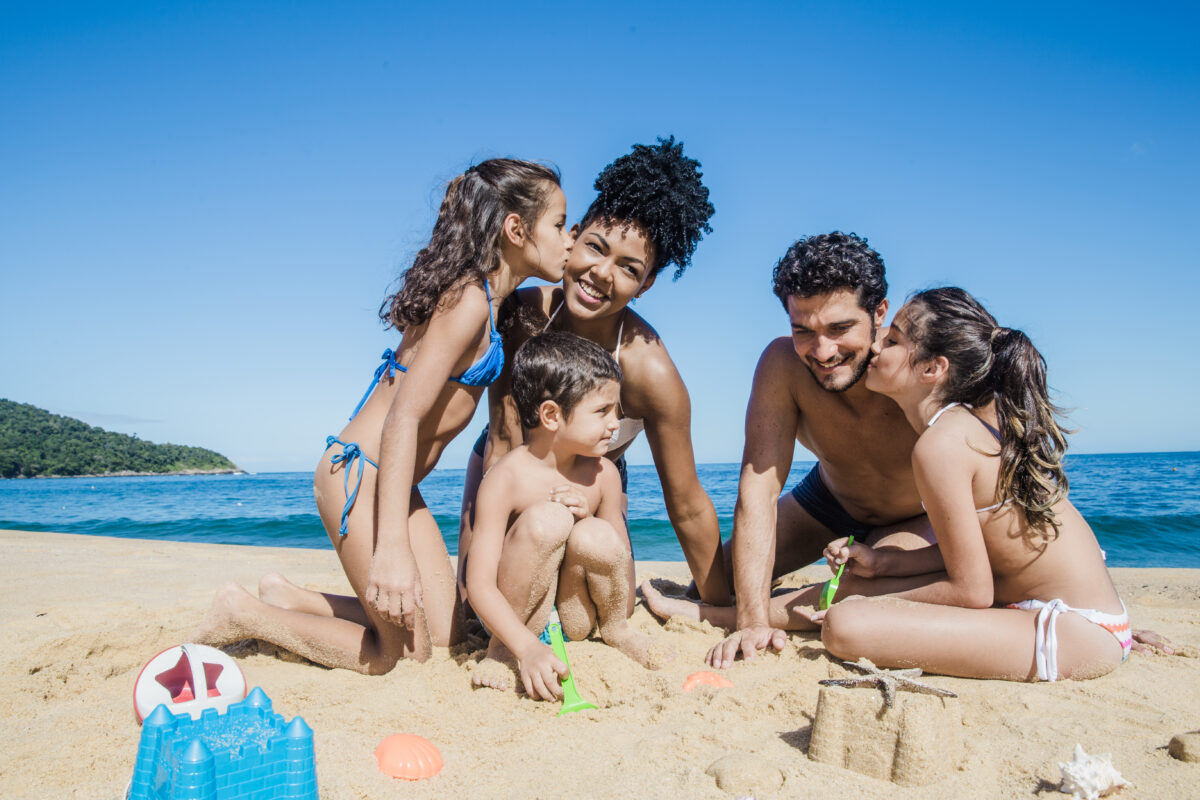 Vai entrar de férias? Essas são as melhores praias para visitar com a família em SP