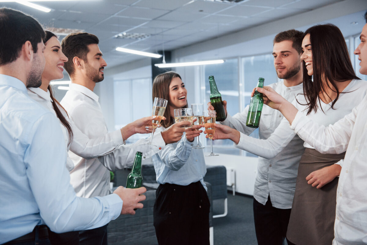 Funcionário é obrigado a participar do amigo secreto e confraternização da empresa? Descubra as regras!