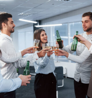 Funcionário é obrigado a participar do amigo secreto e confraternização da empresa? Descubra as regras!