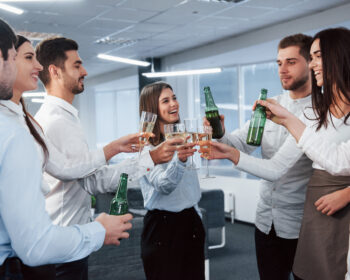 Funcionário é obrigado a participar do amigo secreto e confraternização da empresa? Descubra as regras!