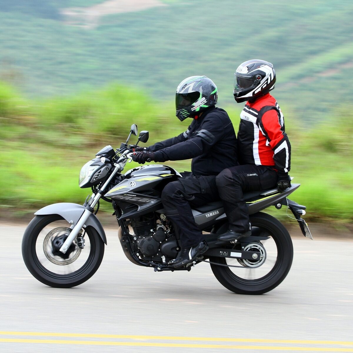 Nova regra: motos com 2 pessoas estão proibidas e multas podem chegar a R$ 2 mil nessa cidade