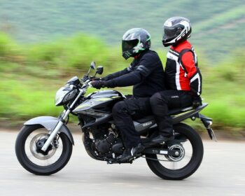 Nova regra: motos com 2 pessoas estão proibidas e multas podem chegar a R$ 2 mil nessa cidade