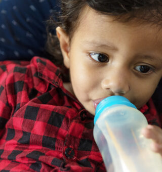 Seu filho toma leite NAN? Esses sintomas indicam suspeita contaminação na fórmula