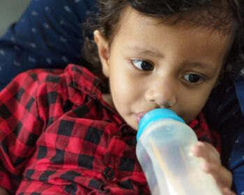 Seu filho toma leite NAN? Esses sintomas indicam suspeita contaminação na fórmula