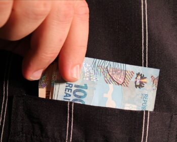 Rapaz guarda nora de R$ 100 no bolso relativo ao salário mínimo