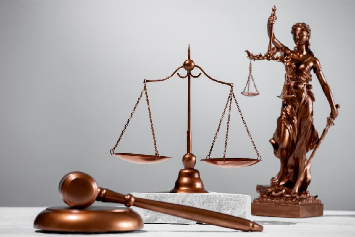 Estátua de bronze representando a justiça em frente à dívidas com mais de 5 anos