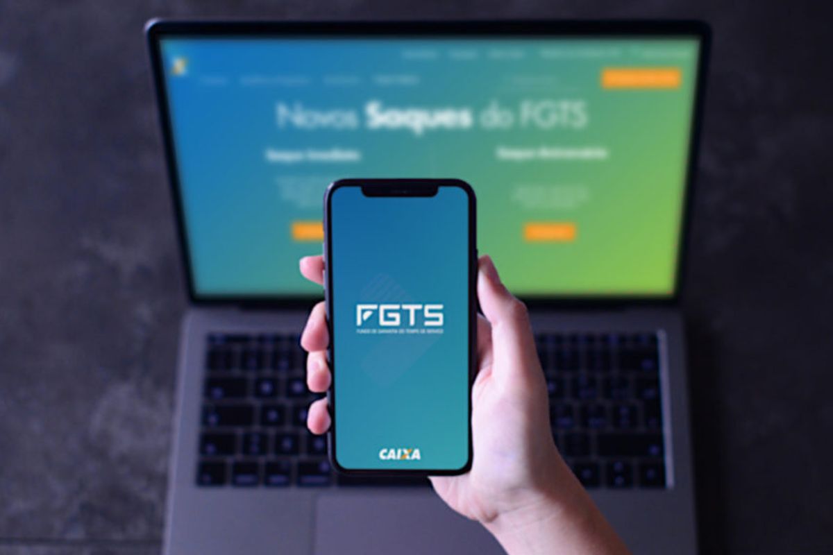 Uma pessoa olhando o aplicativo do FGTS no celular