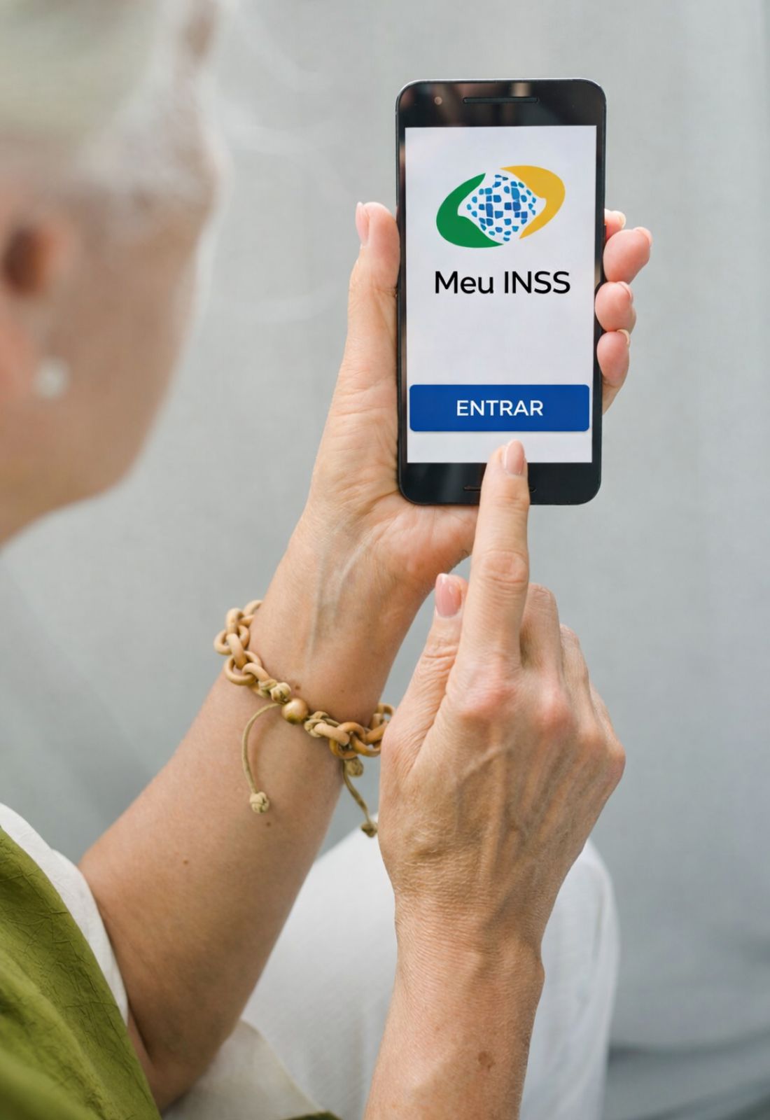 Uma senhora acessando o app Meu INSS no celular