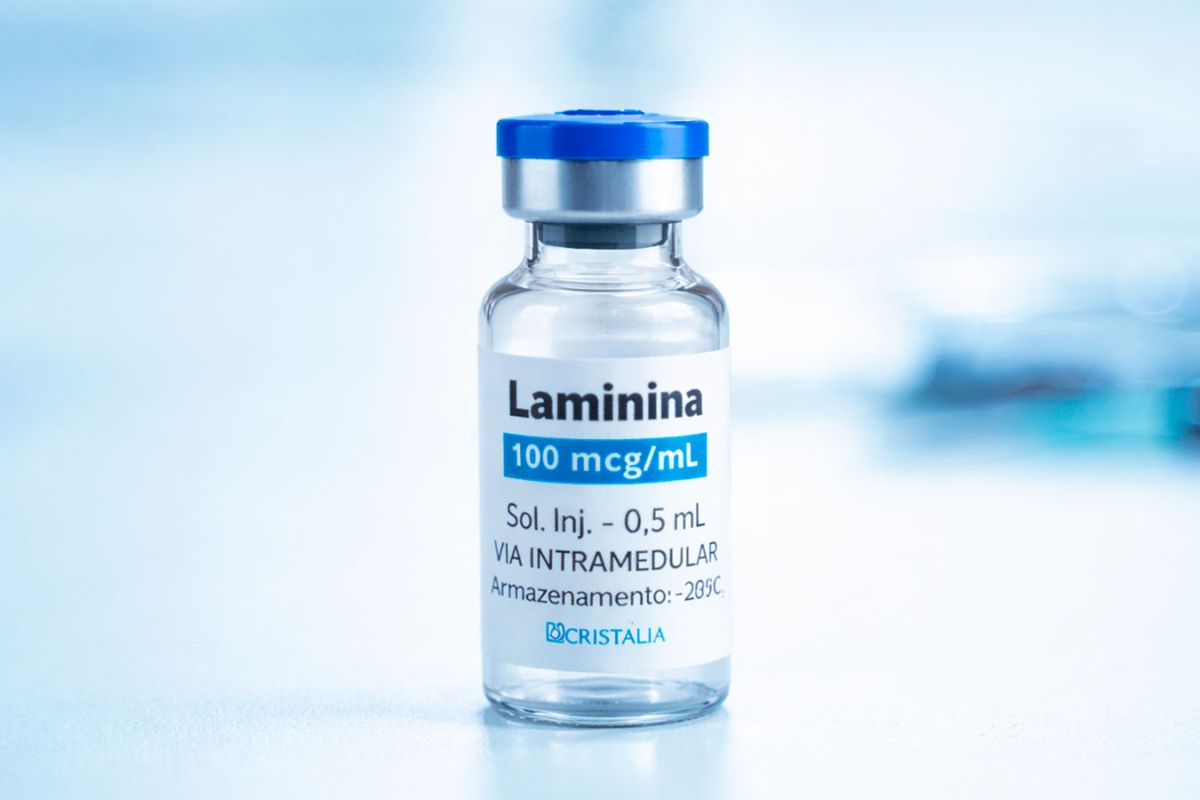 Um frasco de polilaminina (no rótulo está escrito "Laminina")