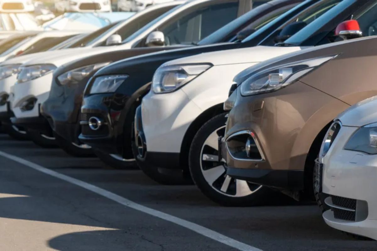 Carros seminovos estacionados