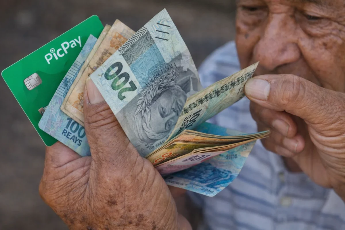 Você pode receber mais de R$ 100 que ficaram esquecidos na conta
