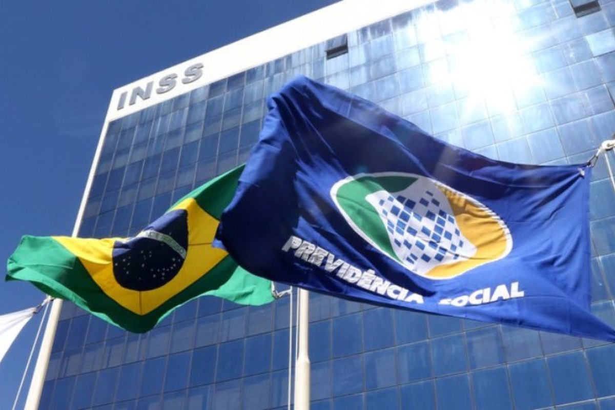 Prédio do INSS com bandeira do Brasil e Previdência Social