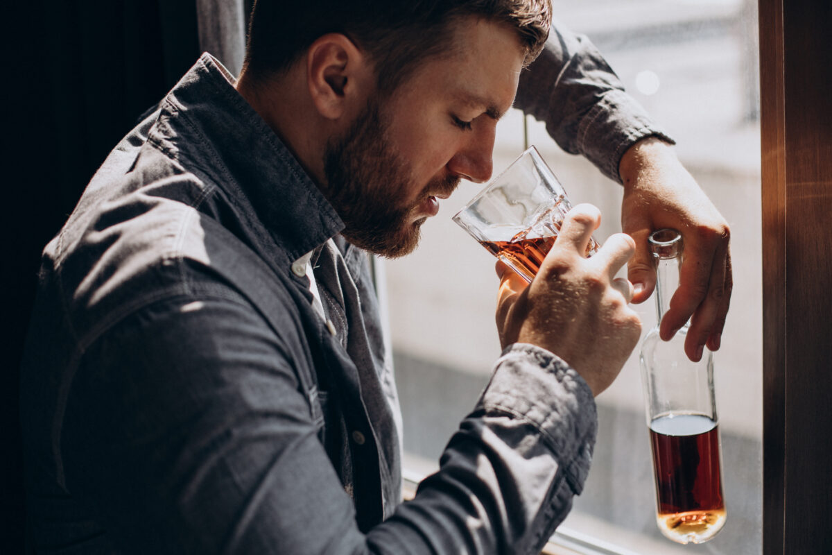 Bolsa bebum: Governo Lula paga R$ 1.621 para quem é alcoólatra?