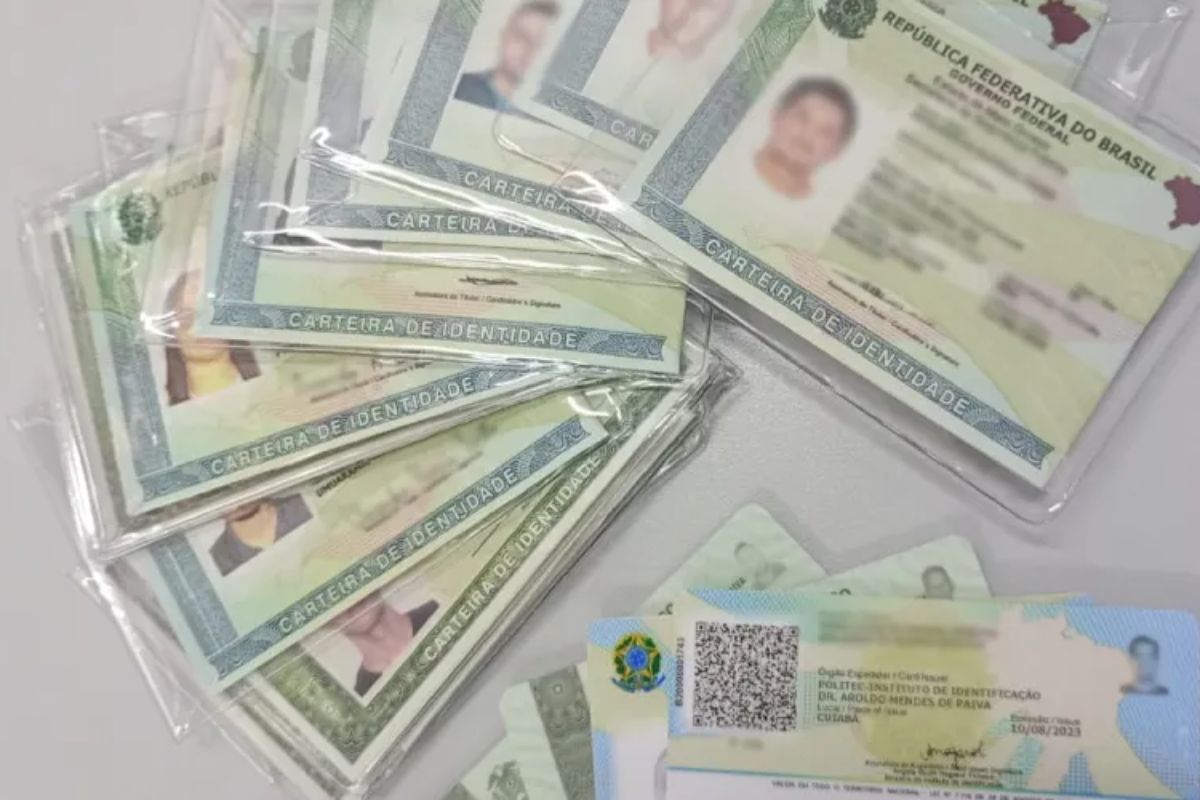 Diferentes documentos imprimidos do Novo RG