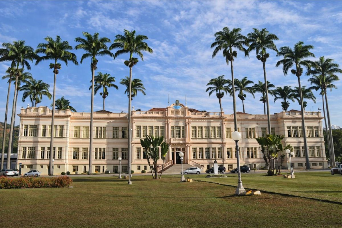 Uma universidade com vários professores universitários dentro