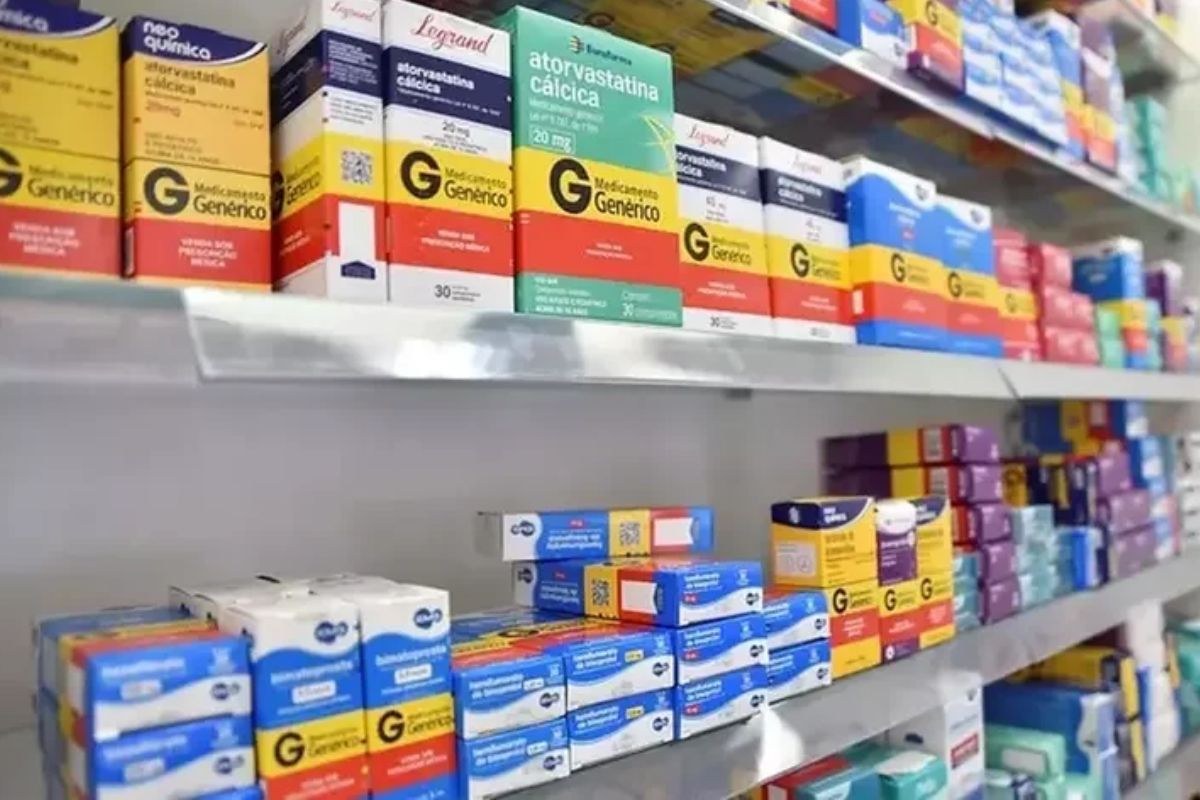 Uma prateleira com remédios