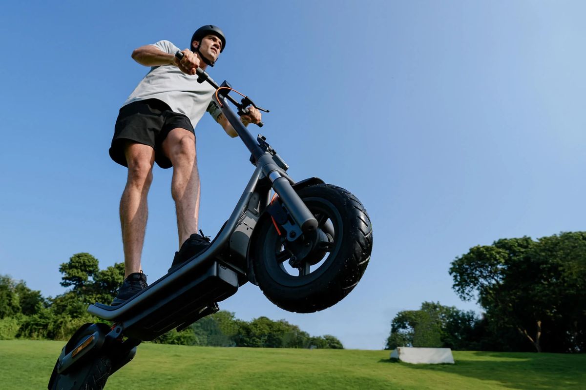 Um rapaz empinando uma Xiaomi Electric Scooter 6