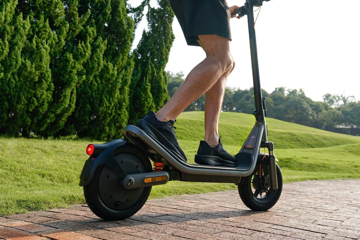 Rapaz em cima de uma Xiaomi Electric Scooter 6