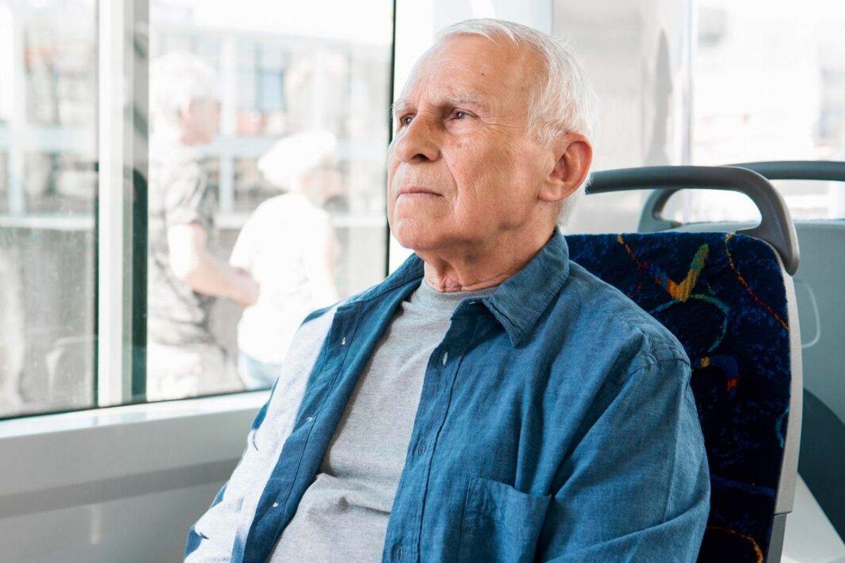 Um idoso viajando de graça no ônibus