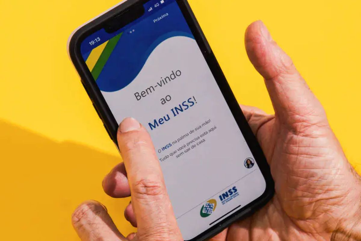 Um celular com o aplicativo Meu INSS