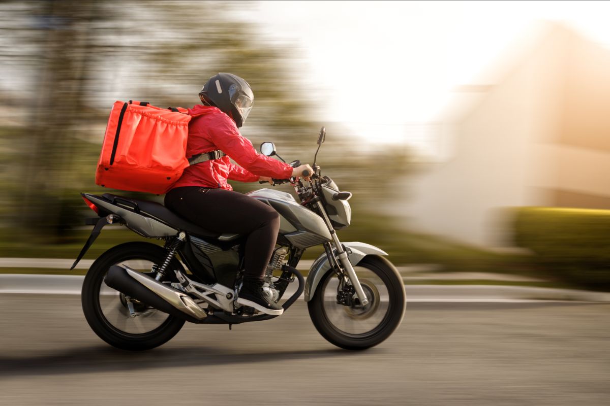 Entregador da Shopee em uma moto com bag