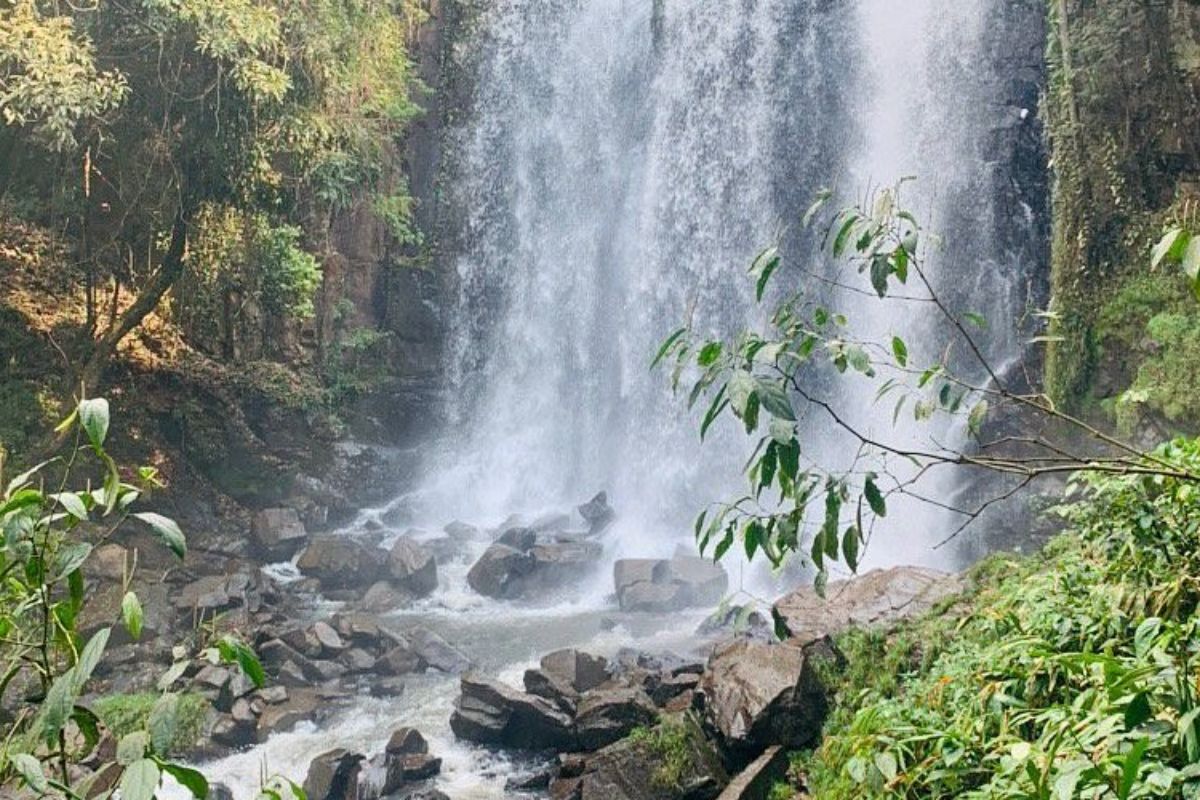 Imagem de uma queda de água da cachoeira