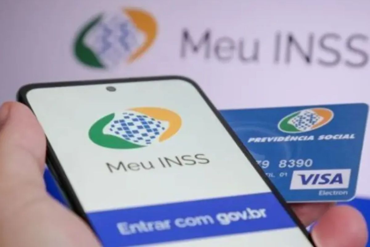 App Meu INSS no celular na mão de uma pessoa
