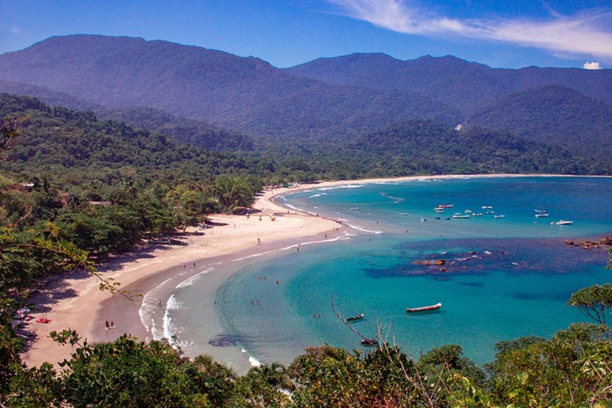 Imagem de cima de praia em Ilhabela