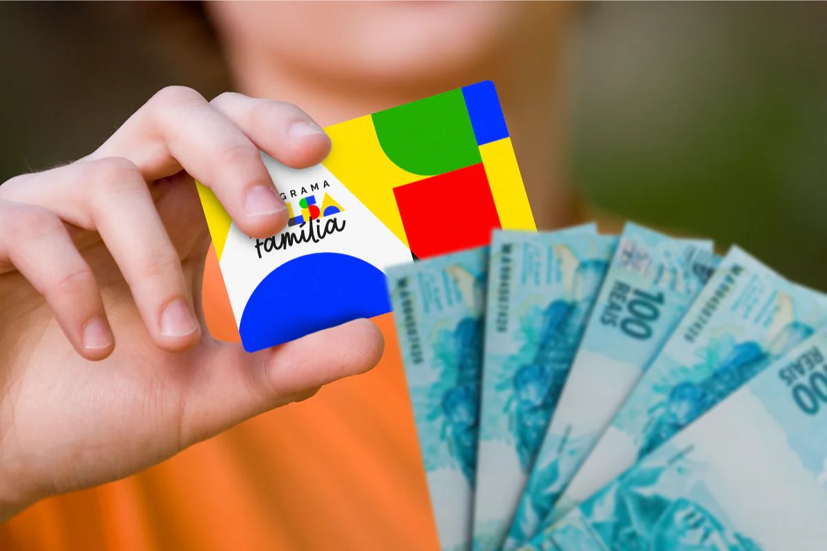 Cartão do Bolsa Família ao lado de notas de R$ 100,00