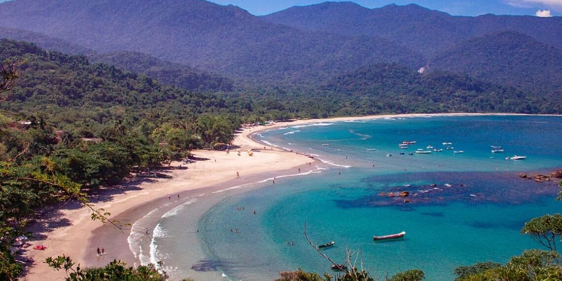 Imagem de cima de praia em Ilhabela