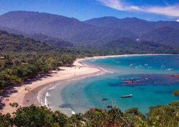 Imagem de cima de praia em Ilhabela