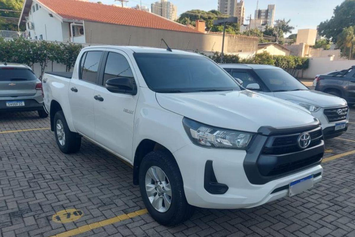 Hilux em um estacionamento