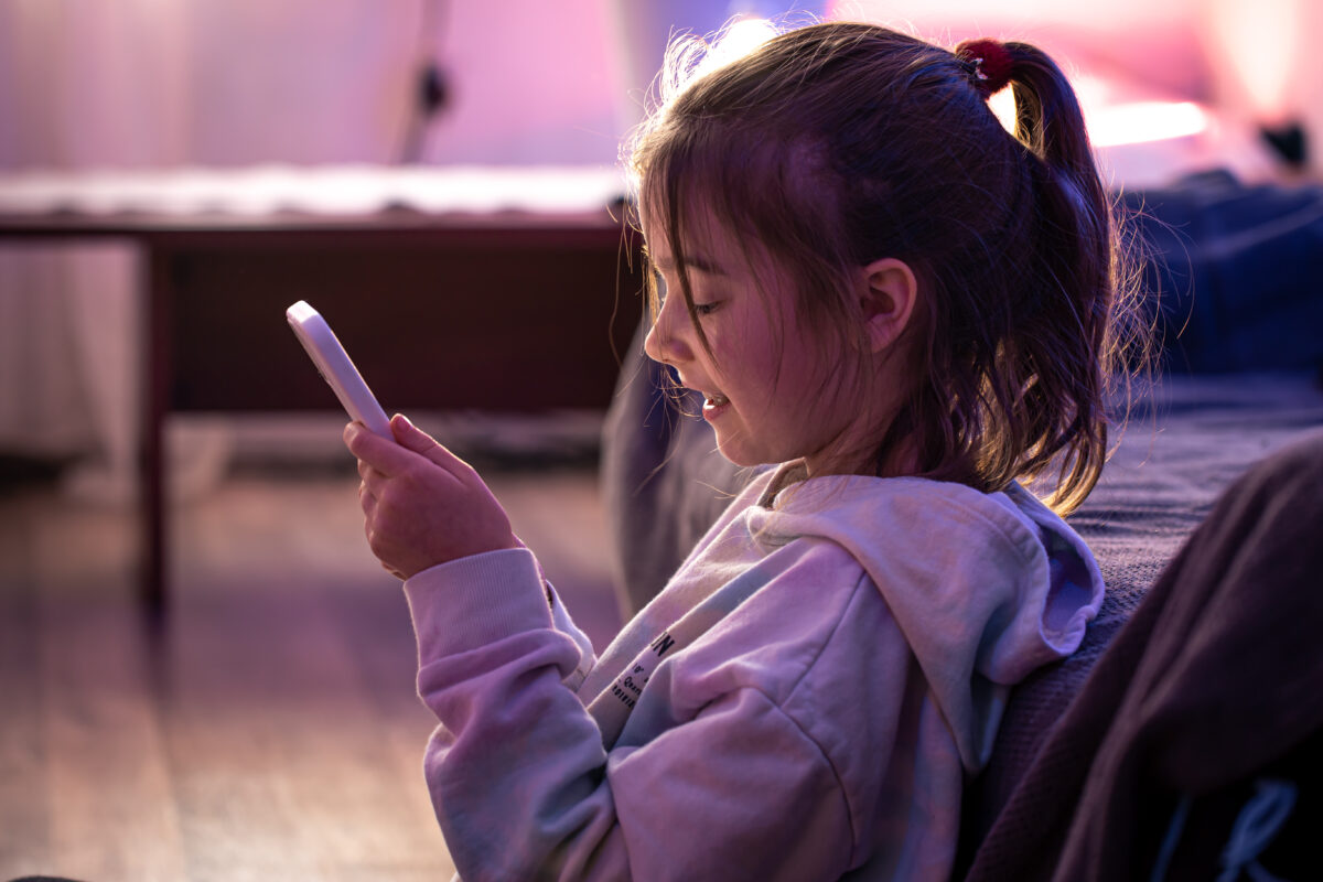 ECA Digital: Por que o governo quer fiscalizar o acesso do seu filho ao celular?
