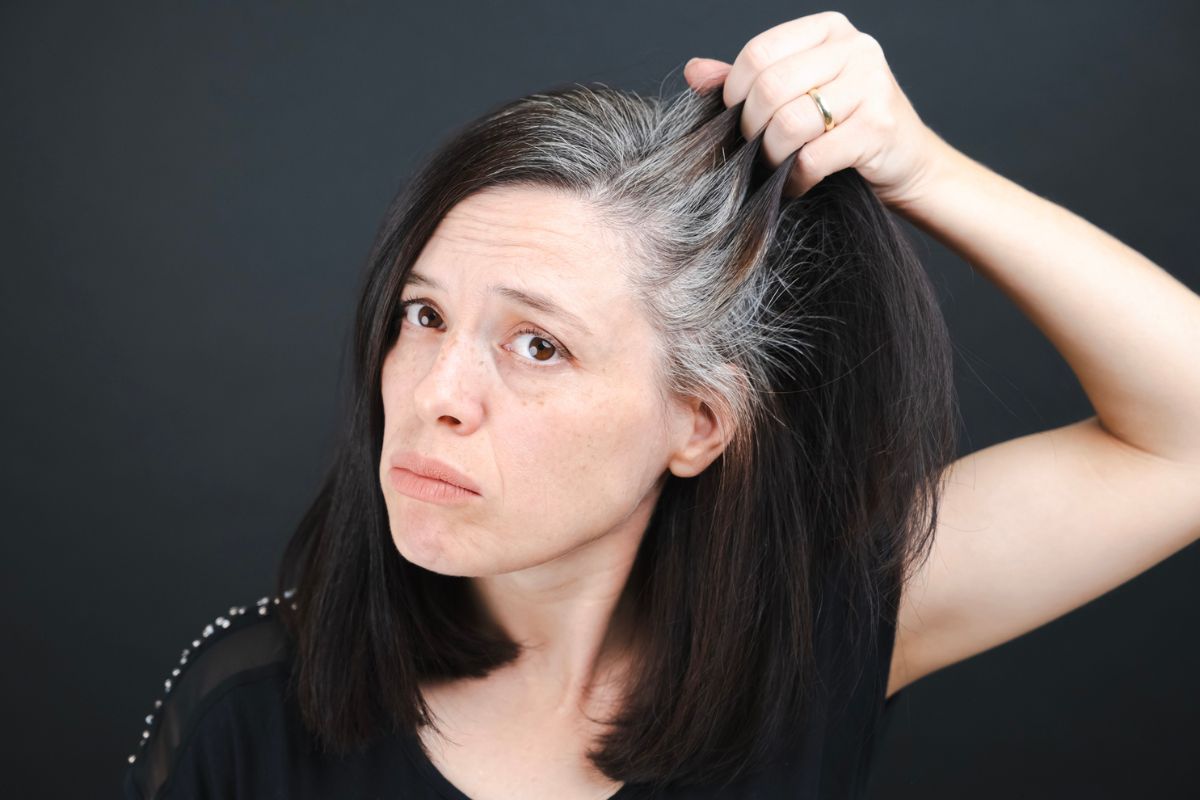 O que a psicologia diz sobre sonhar que tem cabelo brancos