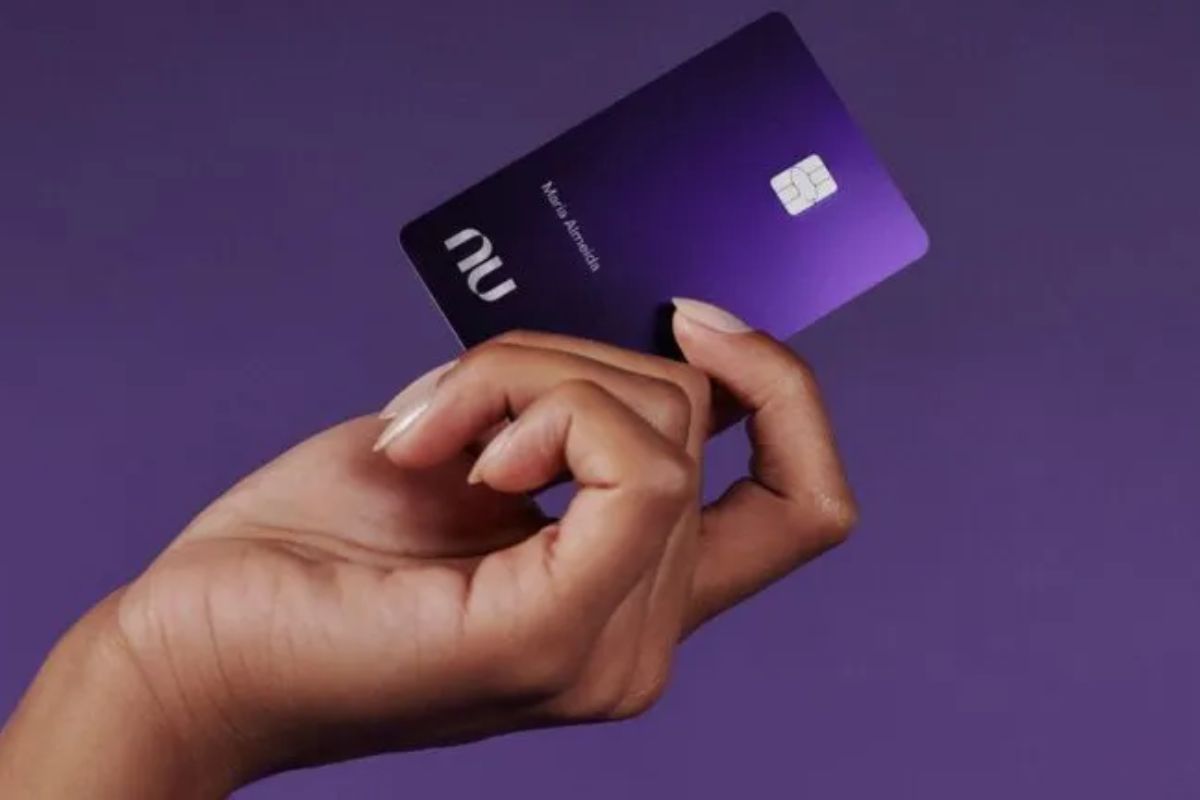 Cartão do Nubank na mão de uma pessoa