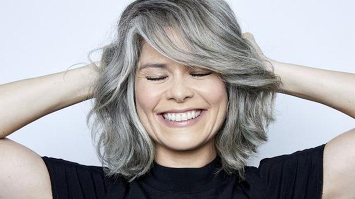 O que a psicologia diz sobre sonhar que tem cabelo brancos
