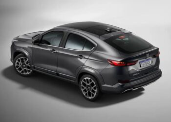 Fiat Fastback cinza chumbo