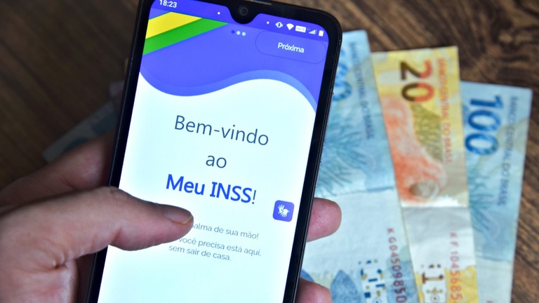 Urgente: Adicional de R$ 756,00 já está na conta de aposentados e pensionistas do INSS; veja como sacar o valor extra